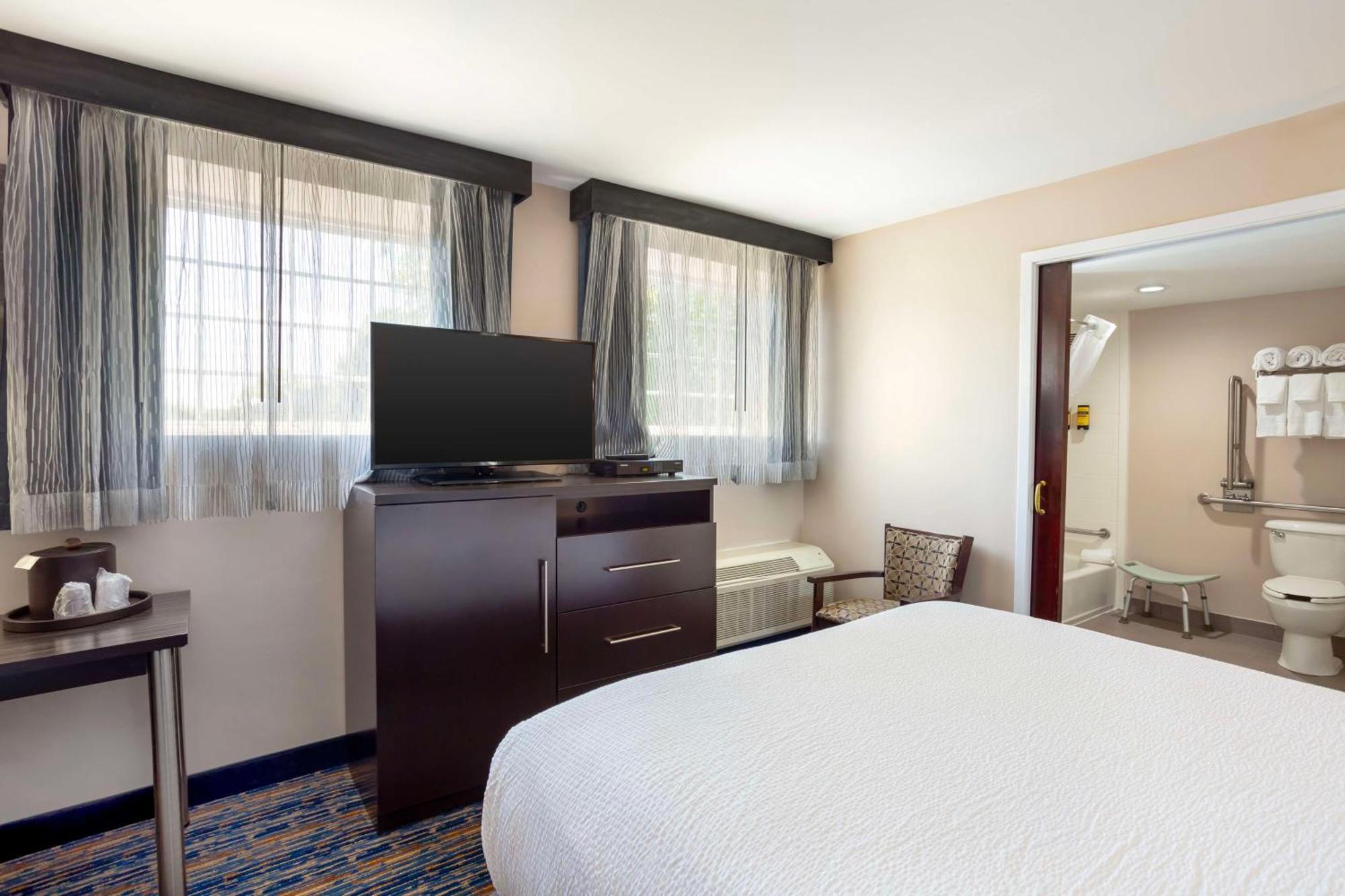 Best Western Plus Fairfield Hotel Exterior photo